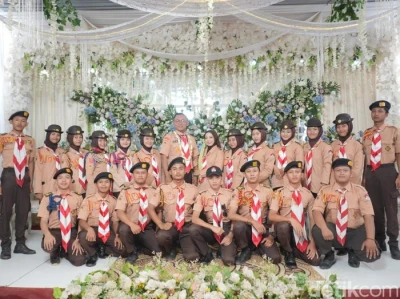 Viral! Pasangan Ini Gelar Pernikahan Unik dengan Seragam Pramuka Sebagai Busana Pengantin