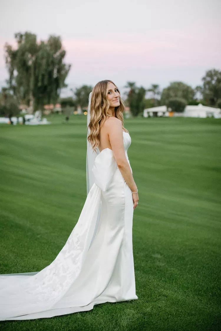 Gaun dengan Open Back yang Elegan